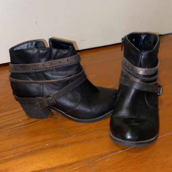 Womens Size 8 Heeled Booties with Belt Details - Picture 2 of 4